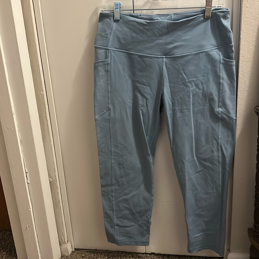 Nwot victoria sport legging with 3 total pockets
